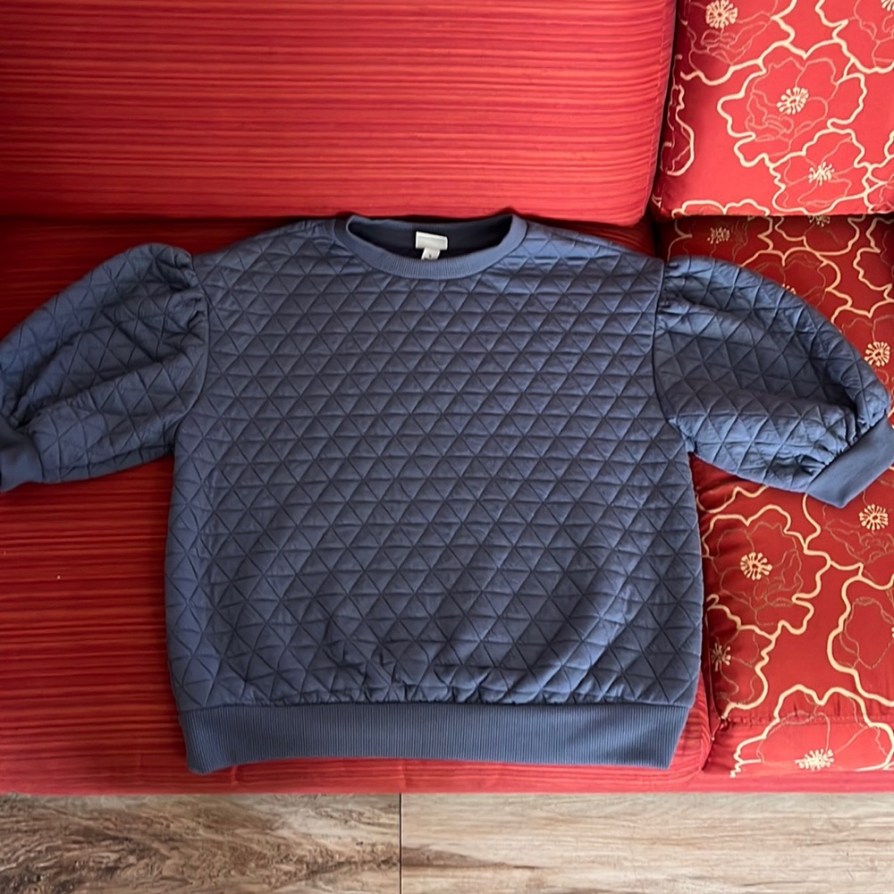 Quilted short sleeve sweatshirt with puffer shoulders